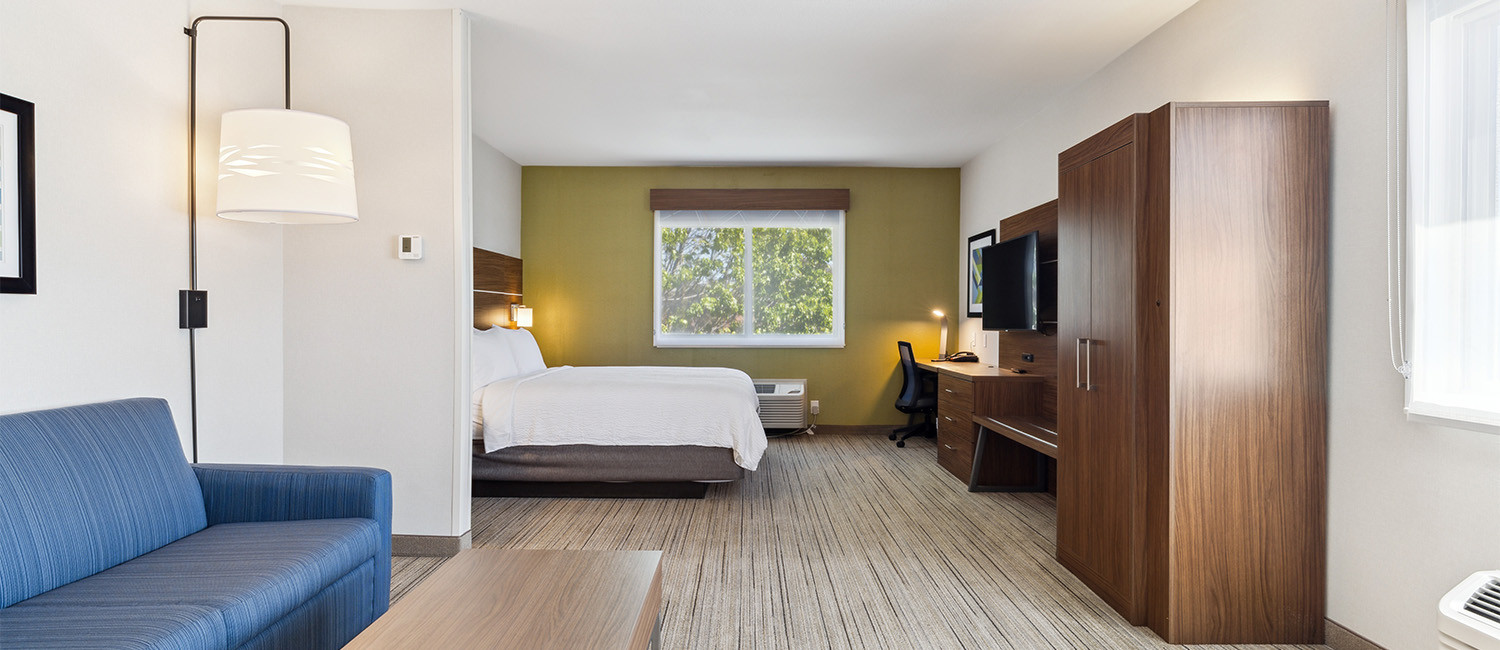 WIND DOWN IN A WELL-EQUIPPED GUEST ROOM OR SUITE  AT OUR MOUNTAIN VIEW HOTEL